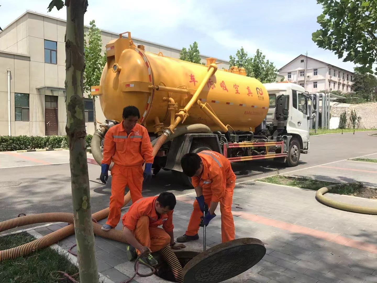 景宁管道疏通车停在窨井附近